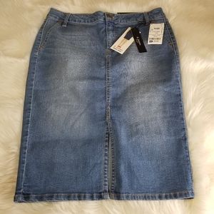 _NWT d. jeans Skirt in size 6